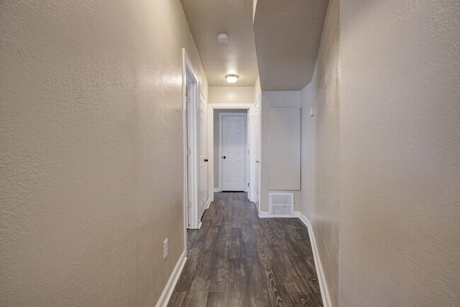 Building Photo - Bright & Stylish 2-Bedroom Close to the Plaza District
