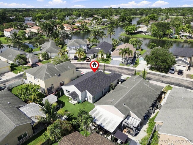 Building Photo - 372 W Riverbend Dr