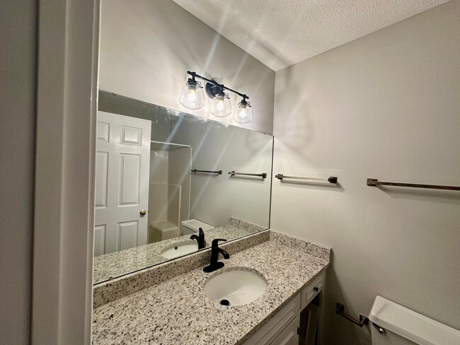Building Photo - Newly Remodeled Duplex!