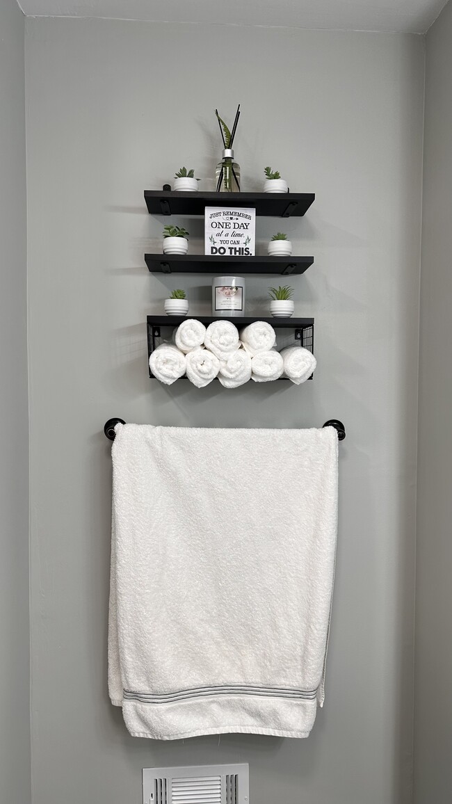 Building Photo - 6718 Deep Creek Dr