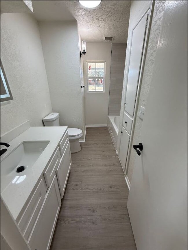 Building Photo - 5 Bedroom 2 Bath Available!!