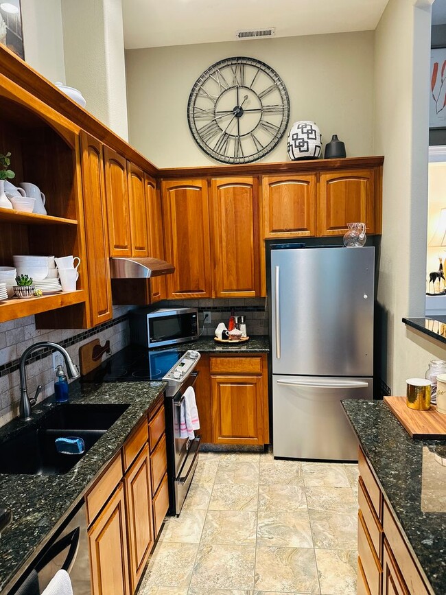 Building Photo - Charming Condo In the Center of Vancouver