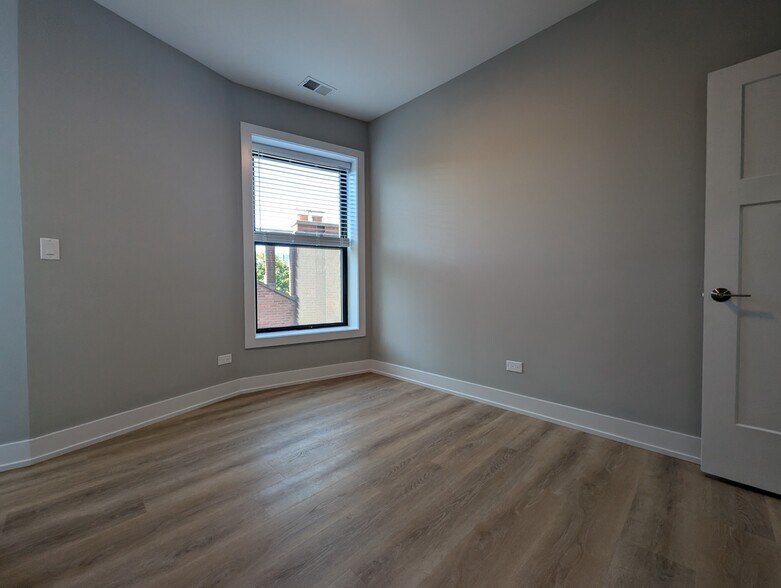 Building Photo - 440 W Belden Ave