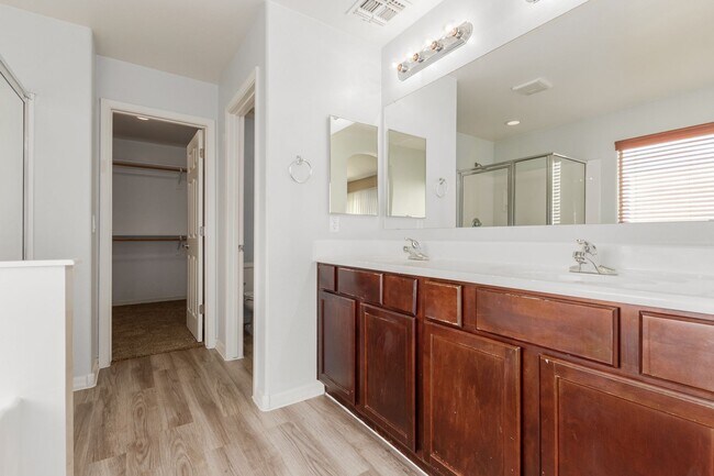 Building Photo - Spacious 4 bedroom home with full bath and...
