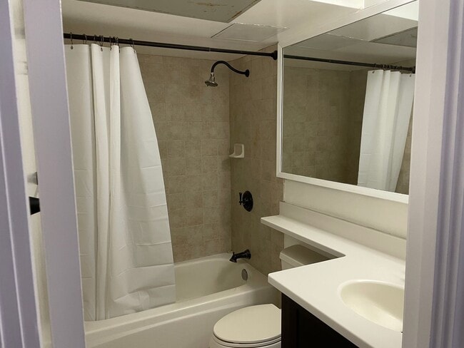 Building Photo - Fairway Manor ... 2 bedroom/Pets OK!