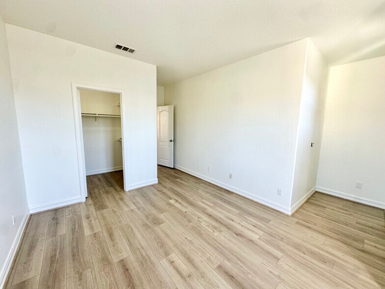 Building Photo - 1976 Lakota St