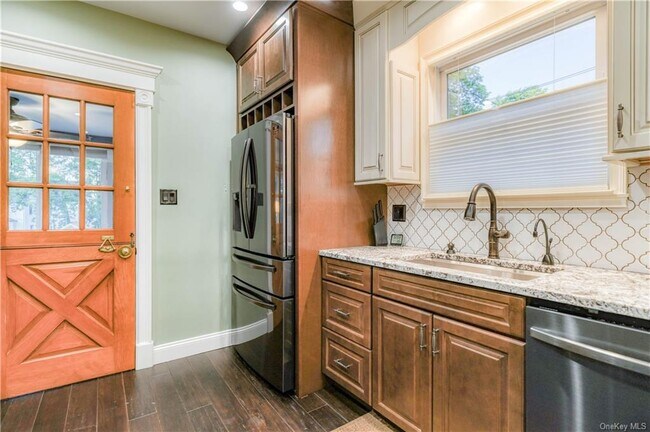 Building Photo - 105 Main St