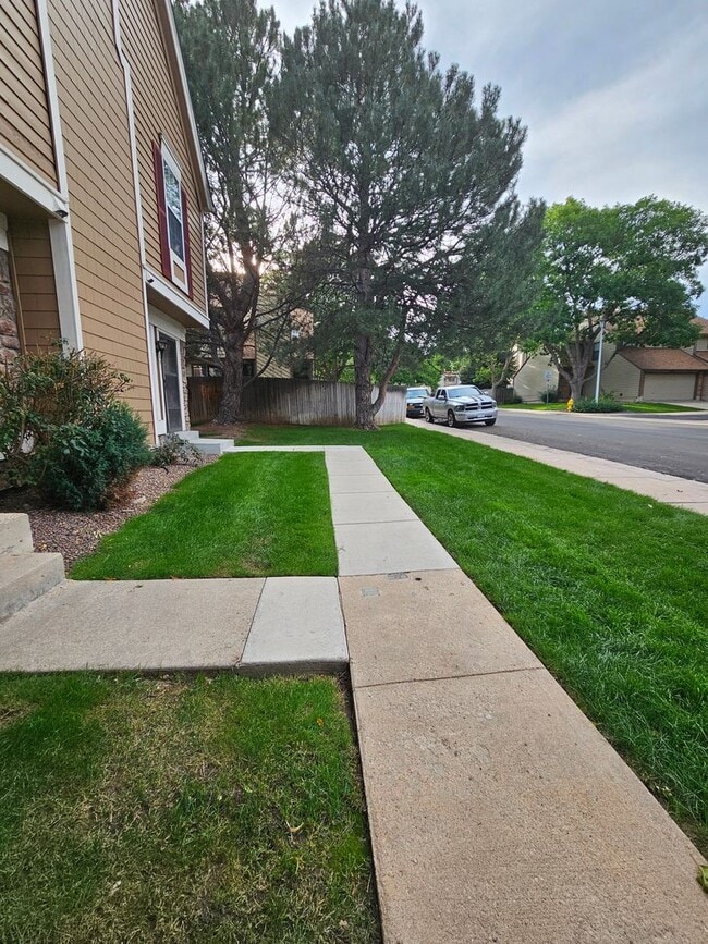 Building Photo - Spacious 2 Bed Townhome w/ Fenced Yard & N...