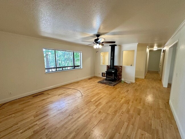 Building Photo - 3 Bedroom 2 Bathroom House in Desirable Al...
