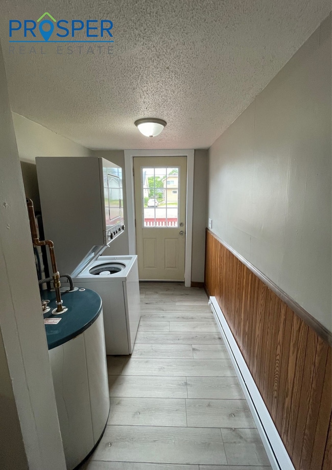 Building Photo - 4 Bedroom House right on Water Street - Av...