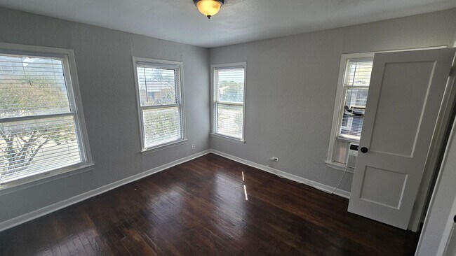 Building Photo - 407/409 Natalen Avenue