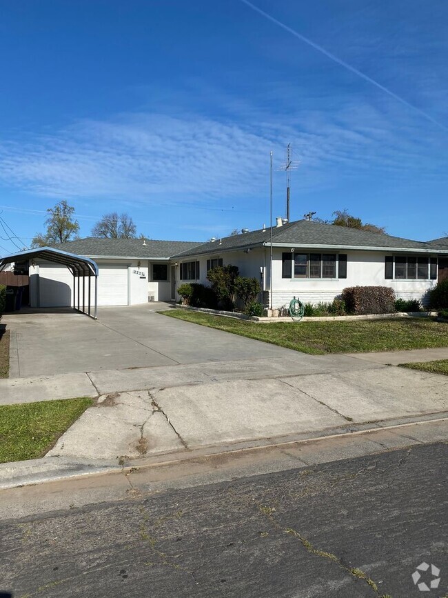 Building Photo - 4 bedroom 2 bath North East Merced!