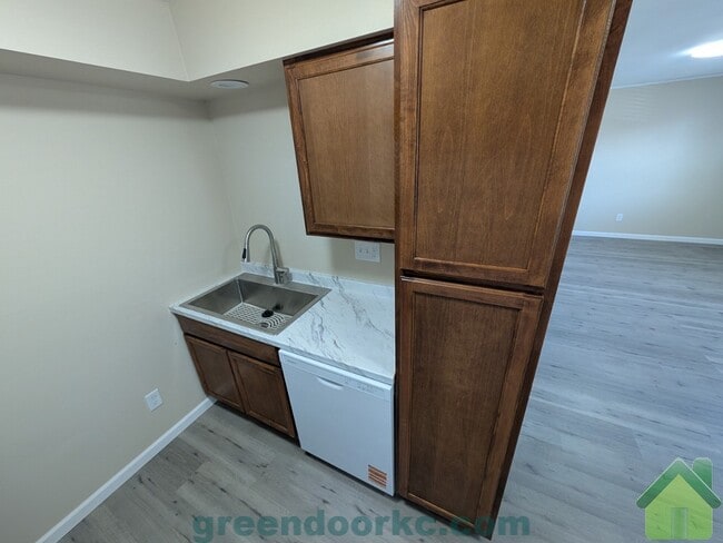 Building Photo - 412 Holiday Dr