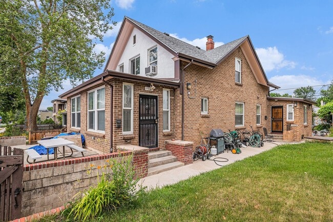 Primary Photo - Charming 2-Bedroom Apartment in the Heart ...