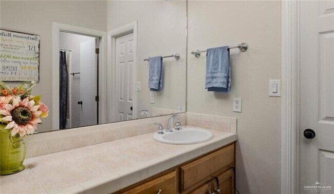 Building Photo - 2513 Kings Dr