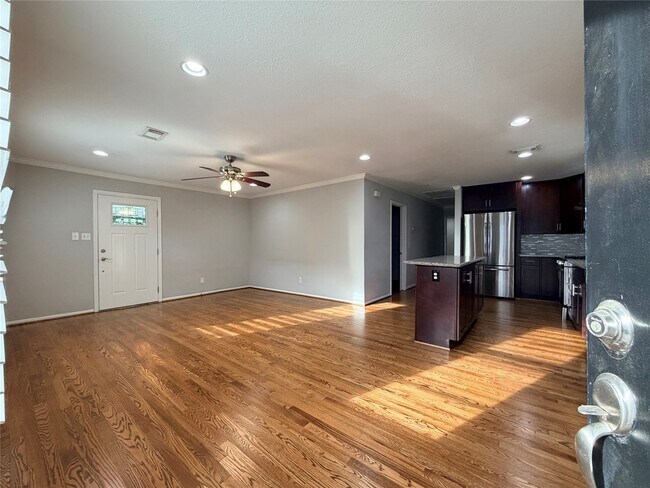 Building Photo - 1631 Chantilly Ln