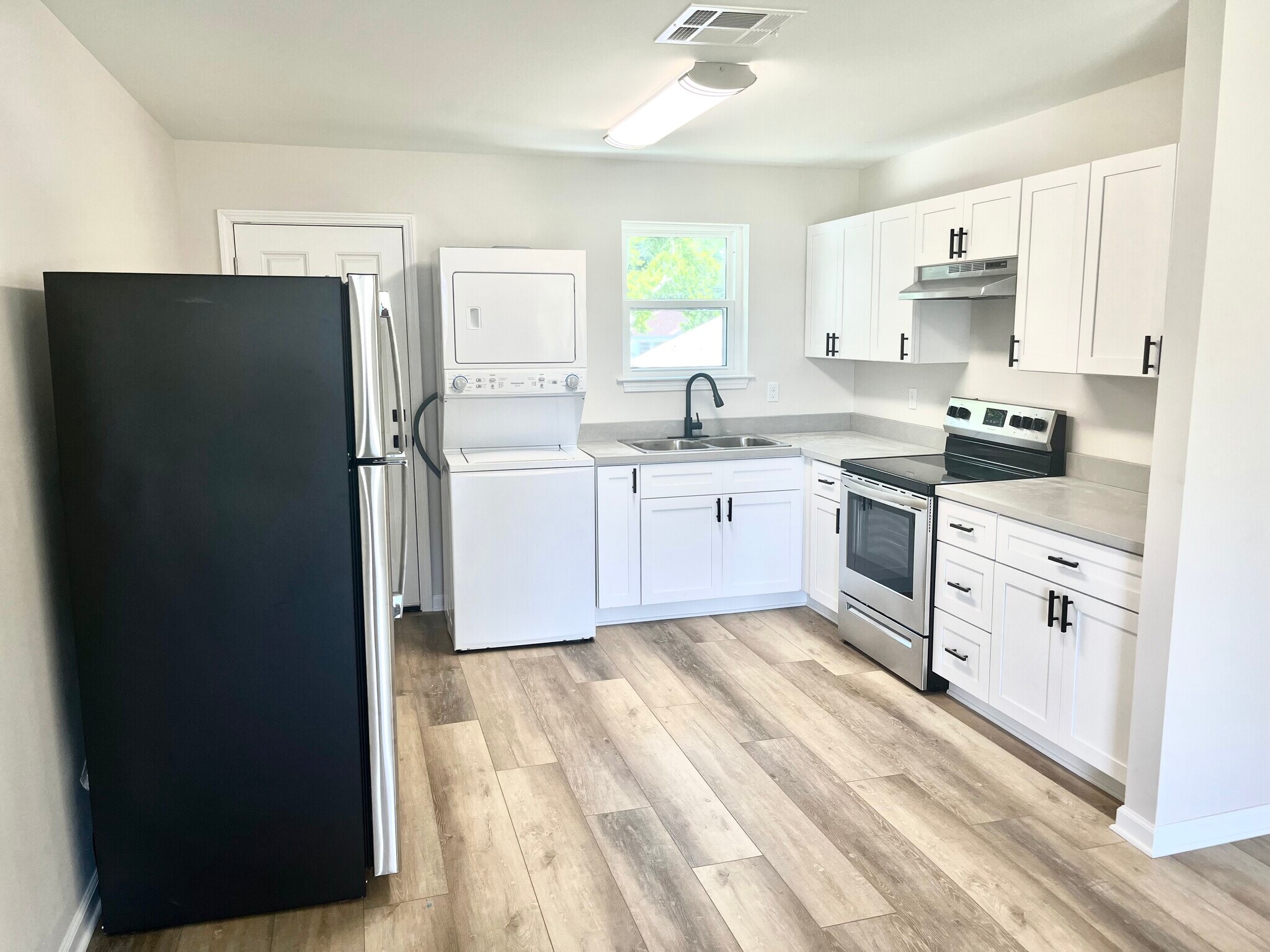 KITCHEN - 704 Orion Ave