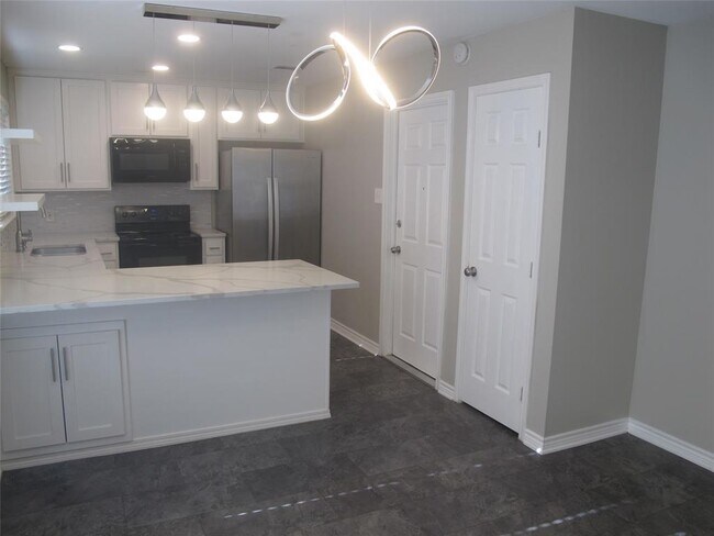 Building Photo - 3504 Roanoke Dr