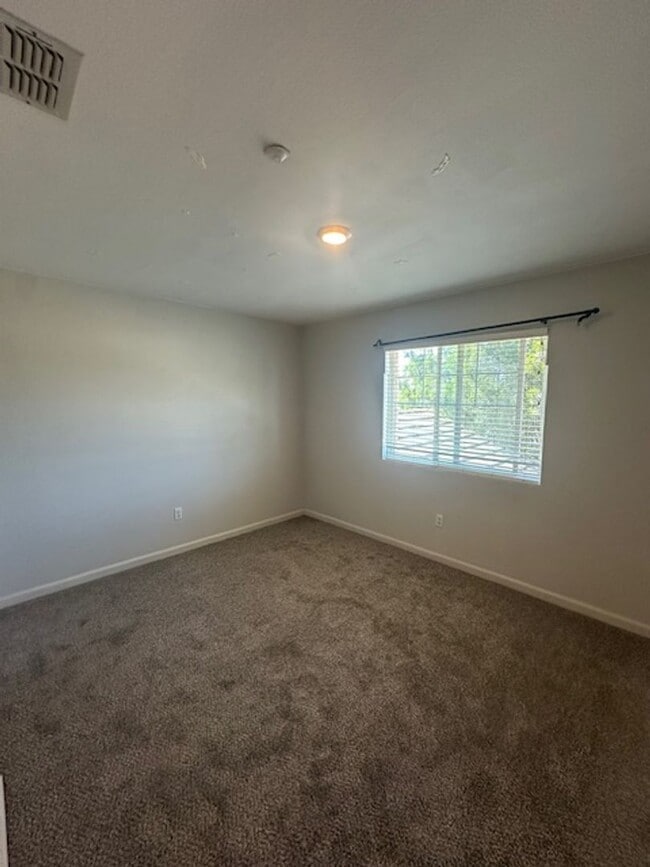 Building Photo - 4 Bedroom in East Woodland