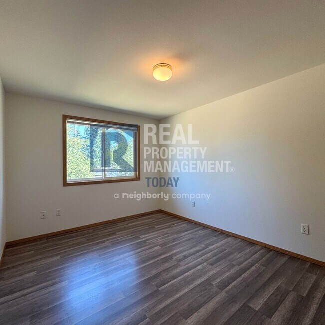 Building Photo - Akshanx LLC - 425/427 (Cascade Group - Sil...