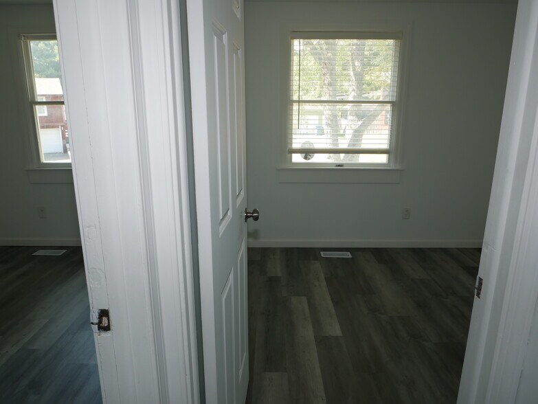 Building Photo - 8945 Mariposa Dr