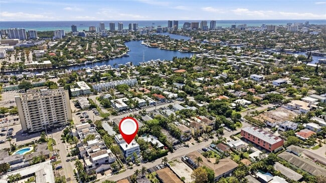 Building Photo - 832 N Victoria Park Rd