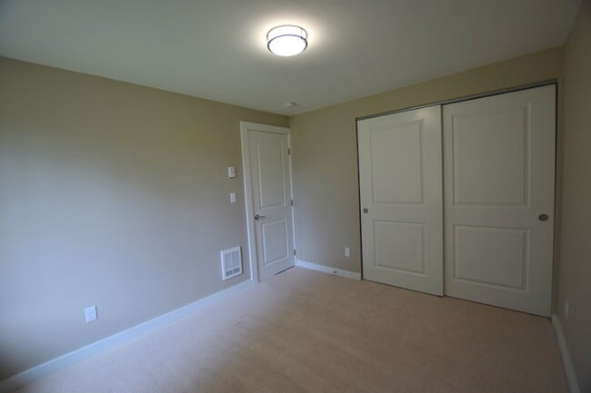 Building Photo - Modern 3 bed/1.75 bath in GREAT Shoreline  location!!!