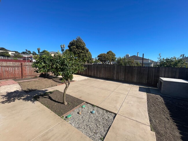 Building Photo - A Colma Gem!