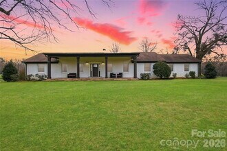 Building Photo - "Spacious 5-Bed, 3-Bath Sanctuary with 3,064 Sq Ft of Comfort in Waxhaw, NC!"