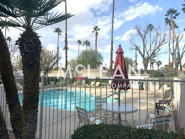 Building Photo - Beautiful Two Bedroom Condo in a Stunning ...