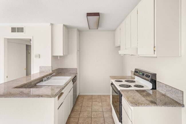 Building Photo - Upgraded Condo with Two Master Suites!!!