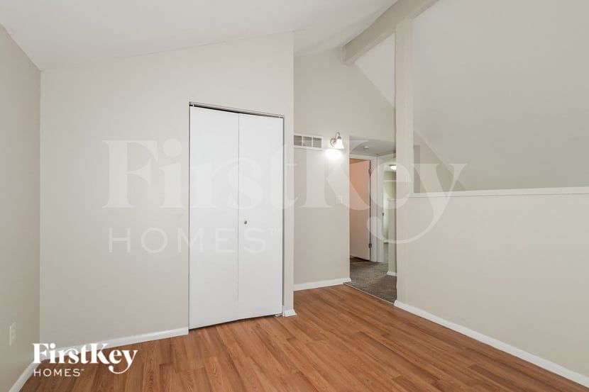 Building Photo - 455 Down Hill Dr