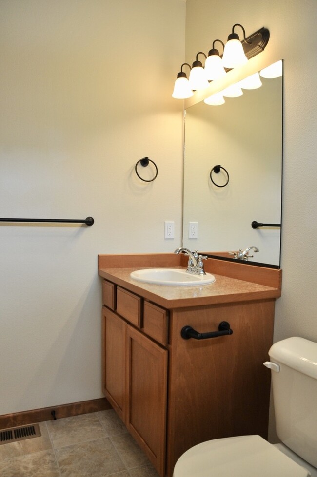 Building Photo - 3 bed 2 bath Crown Pointe Neighborhood wit...