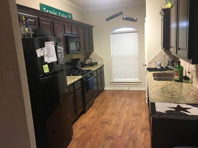 Building Photo - 2498 Horse Shoe Dr