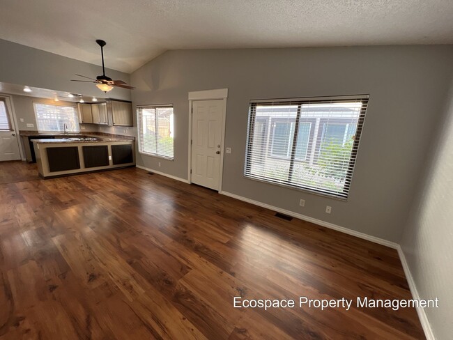Building Photo - Beautiful Townhouse in Aurora's Mission Vi...