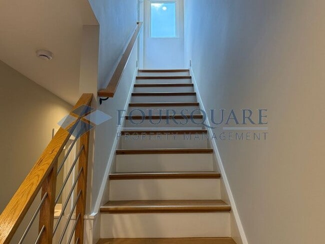 Building Photo - Beautiful  3-Bed / 3.5-Bath End-Unit Townhome with Rooftop Patio, Skyline Views & Climate-Control...