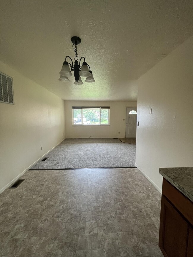 Building Photo - 617 W Fern Ave