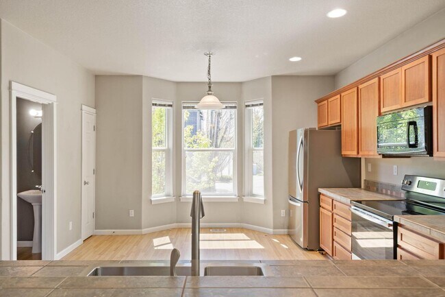 Building Photo - Bright, spacious 3-bdrm/2.5 bath Tigard townhome. Fireplace, balcony, 2-car garage, W/D