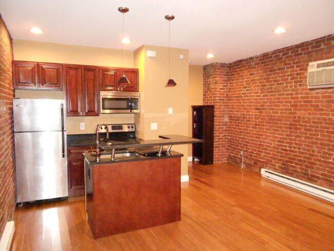 Building Photo - 98 Knight St