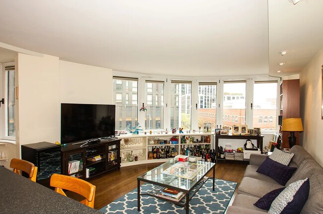 Building Photo - 275 Greenwich St