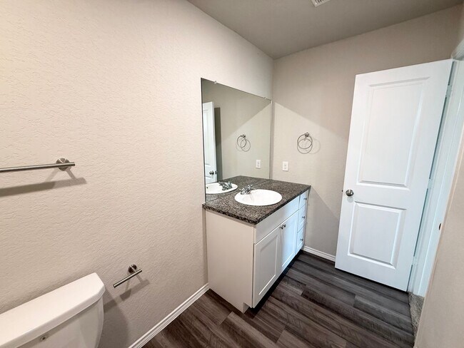 Building Photo - Gorgeous 3-bedroom, 2 Bathroom, Minutes from Randolph AFB