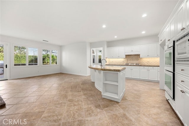 Building Photo - 2556 Pearblossom St