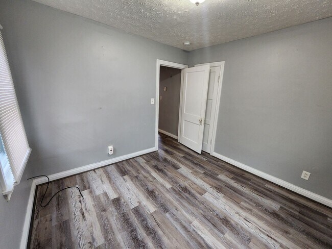Building Photo - Charming 2 bedroom 1 bath home with recent...