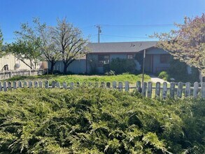 Building Photo - Cozy 3 Bedroom House for Rent (Available 6.10.26)