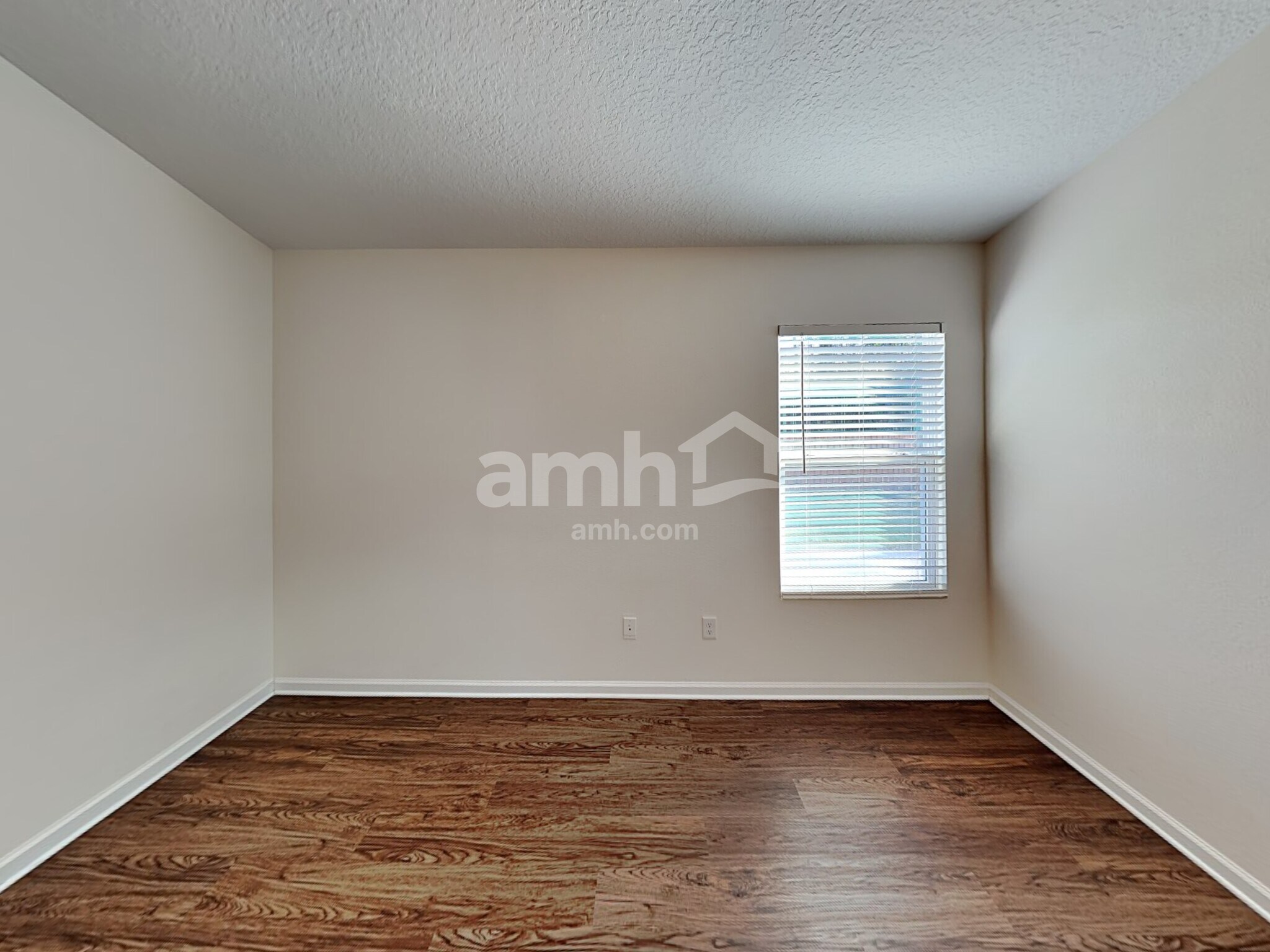 Building Photo - 224 E New England Dr