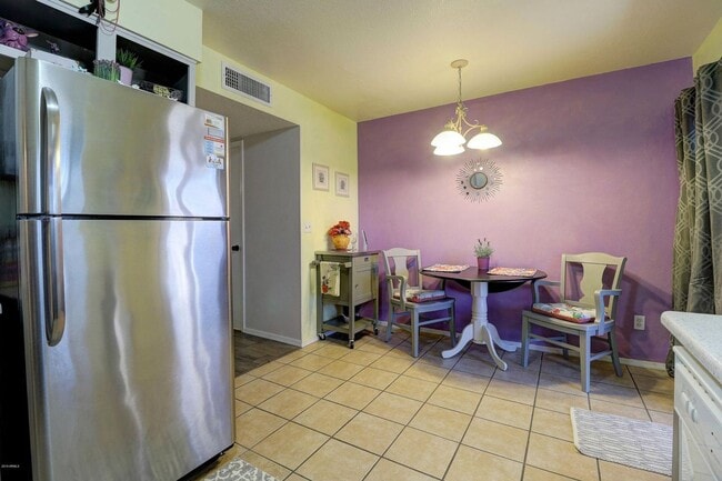 Building Photo - MOVE IN SPECIAL! Updated 2 Bed/2.5 Bath To...