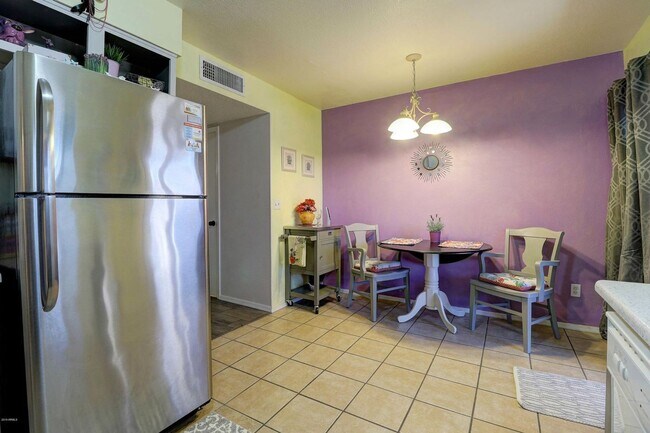 Building Photo - Updated 2 Bed/2.5 Bath Townhome in Great W...