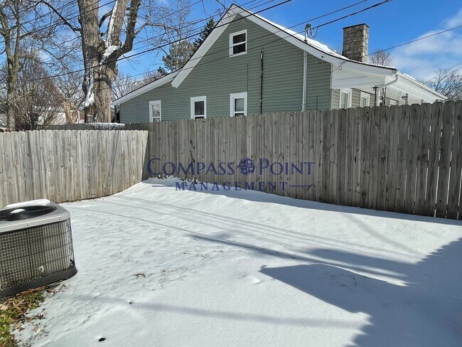 Building Photo - 2BR 1.5 BTH townhouse, First Month's Rent Free!!