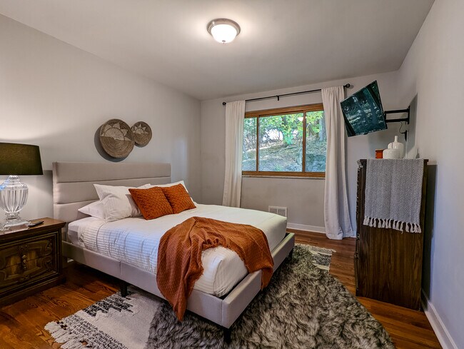 Building Photo - 600 Woodside Rd