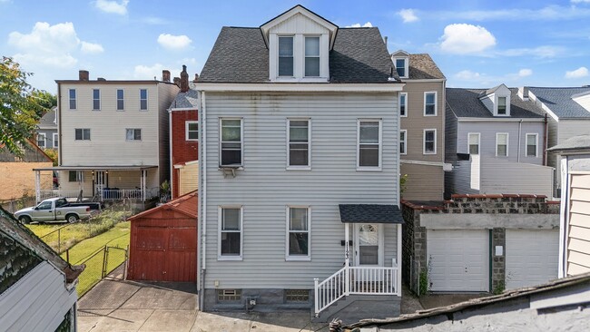 Building Photo - 1123 Brabec St